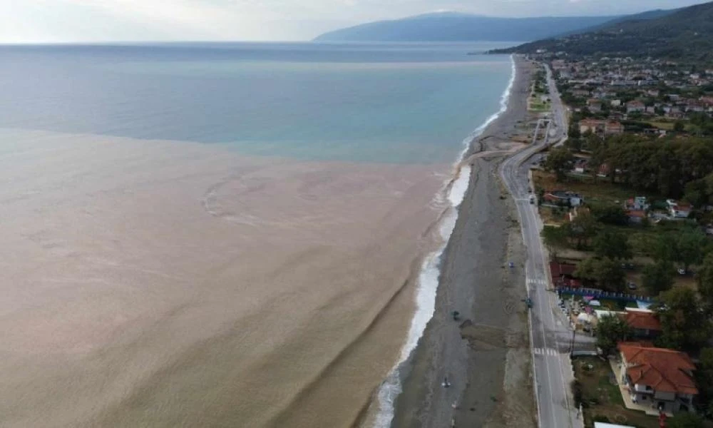 Λάρισα: H θάλασσα έγινε καφέ μετά τη βροχή στον Αγιόκαμπο
